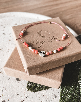 Bransoletka Dots na nici  jaspis dalmatyński, koral i howlit, Tiny Stone