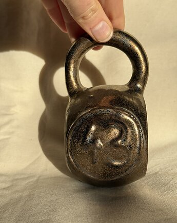Kubek kettlebell złoty z napisem - 43 kg, szkliwiona.art