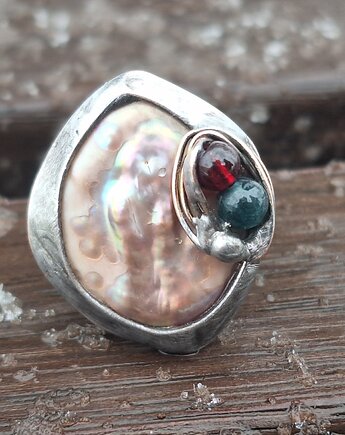 Perła z plusem - pierścionek regulowany, po drugiej stronie lustra