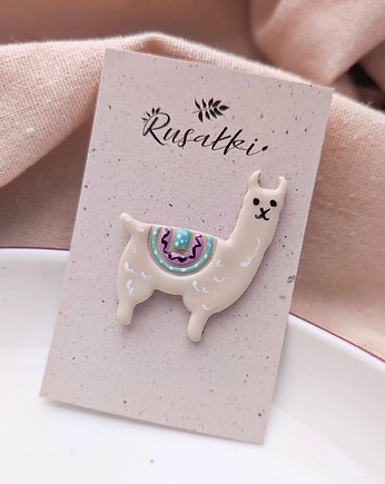 Pin przypinka beżowa alpaka, lama, wesołe akcesoria z lamą alpaką, Dary Rusałki