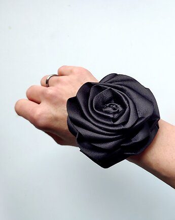 Czarna, jedwabna róża na miniscrunchie, BARLA
