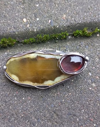 Kropka ametystowa - broszka, po drugiej stronie lustra