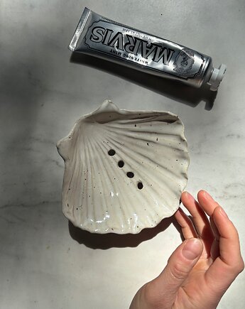Ceramiczna Mydelniczka z Odpływem Muszelka Muszla Freckled White, Maison Fragile