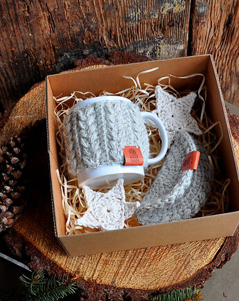 Box prezentwowy, kubek w sweterku, podkładka, gwiazdki, mamuta