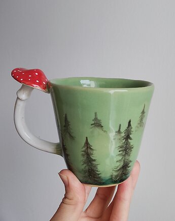 Kubek z grzybem muchomorem, las