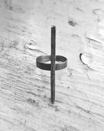 Srebrny pierścionek STICK oksydowany, RA