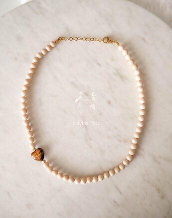 Naszyjnik z jasnych kamieni rzecznych z sercem z tygrysiego oka, Maybe Jwlr