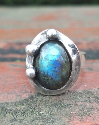 Labradoryt - pierścionek regulowany, po drugiej stronie lustra