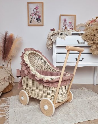 Wiklinowy wózek dla lalek PCHACZ ecru z falbaną brudny róż, OSOBY - Prezent dla noworodka