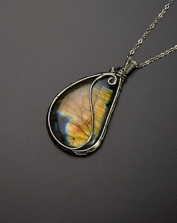 Wisiorek ze złotym labradorytem wire wrapping, Agata Rozanska
