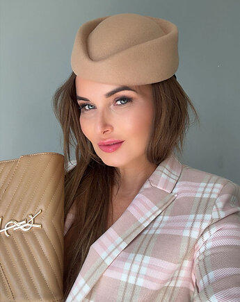 Toczek filcowy  / fascynator beżowy, Monika Saxton luxurious millinery