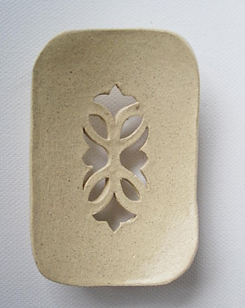 Ceramiczna mydelniczka z ażurowym wzorem, M.J