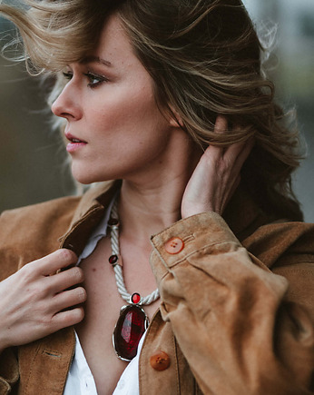 Kolia z rubinowym bursztynem na sznurze Inkluzja