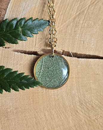 Złoty wisiorek z liściem roślina w żywicy, zkwiatem