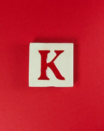Ceramiczny magnes, czerwona literka K, M.J