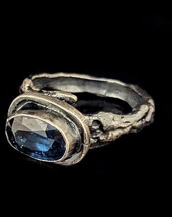Pierścionek srebrna gałązka z kyanitem, Pracownia Neores