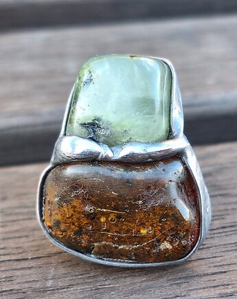 Prenit z bursztynem - pierścionek regulowany, po drugiej stronie lustra