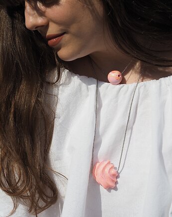 Duży rzeźbiony wisior, Wollman