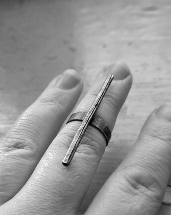 Srebrny pierścionek STICK oksydowany, RA