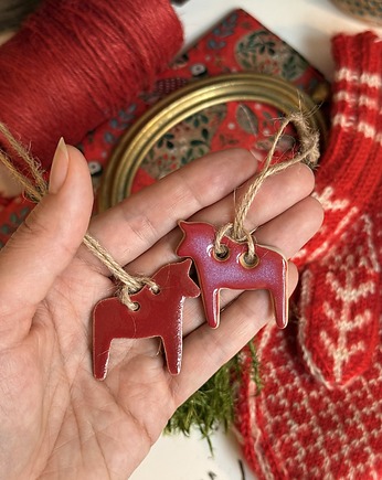 Koniki ceramiczne zawieszki, zestaw 2 czerwonych koników, Joanna Serafin design