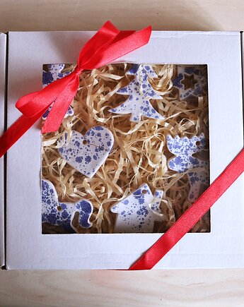 Zestaw zawieszek ceramicznych ozdobnie zapakowany, studnia ceramiczna