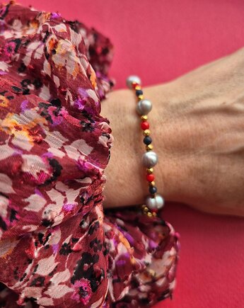 Wzorzysta bransoletka z szarych pereł, korali, szafirów z zawieszką, Dziewczyna i Perły