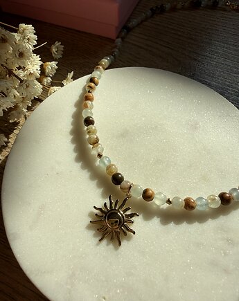 Choker z błękitnego kalcytu ze złotą zawieszką słońce, Mystic Girl