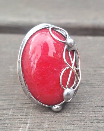 Piekielna czerwień - pierścionek regulowany, po drugiej stronie lustra