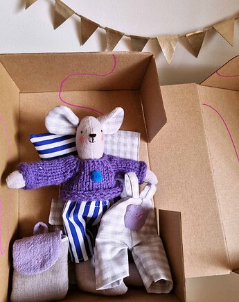 Mała przytulanka w sweterku z plecakiem.