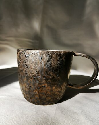 Kubek ceramiczny złoty z fakturą, szkliwiona_art