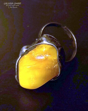 Bursztynowy unikat na palcu mleczny bursztyn bałtycki PREZENT niezwykły, Galeria Limart