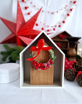Drewniany domek z wiankiem świątecznym, Wooden Love