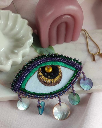 Broszka oko z perłą i muszlami, Iwona Bator Design