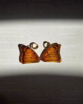 Kolczyki bursztynowe motyle Charaxes bernardus, kwiaty biżuteria