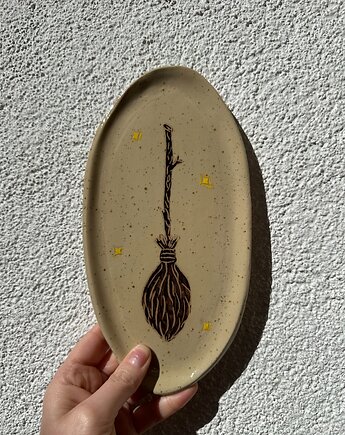 Ceramiczna podstawka z miotłą, dla czarownicy, Glina & Lina