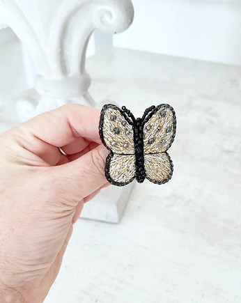 Broszka MOTYL 16  ręcznie haftowana przypinka ćma owady, HAART