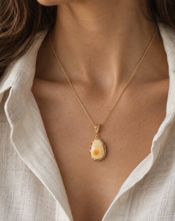 Elegancki Wisiorek z Naturalnego Bursztynu Bałtyckiego w Kolorze Masełkowym, Amber Charm