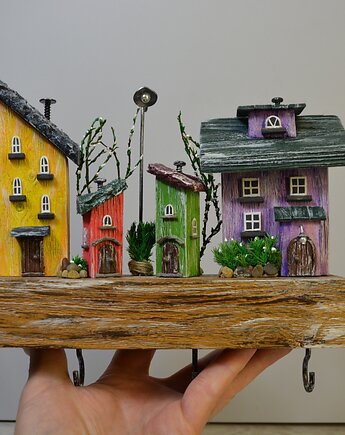 Rustykalny drewniany wieszak na klucze z domkami 4 haki, Creative Craft Family R