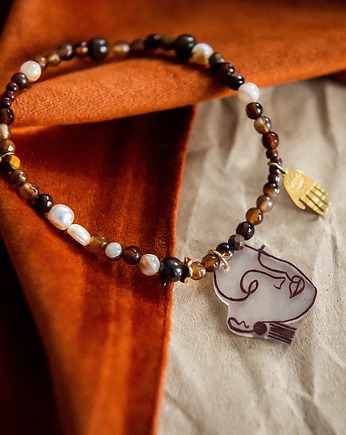 Czekolaowa bransoletka z naturalnych kamieni z zawieszką w kształcie twarzy, Pintura