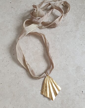 Naszyjnik ORIGAMI duży na jedwabnej wstążce, beżowy, surowy mosiądz, modesign
