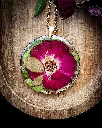 Naszyjnik z prawdziwym kwiatem róży w żywicy, Z rąk własnych