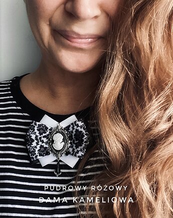 Brosza Kamea Styl Glamour Dama Kameliowa z paciorkami, Pudrowy Różowy