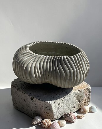 Ręcznie wykonany wazon w stylu japandi, biały z rzeźbiony obiekt ikebana, umi ceramika