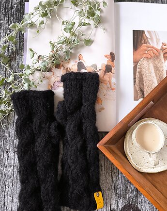 Czarne mitenki z alpaki  z warkoczami LULLABY 100 % alpaka, sploteka