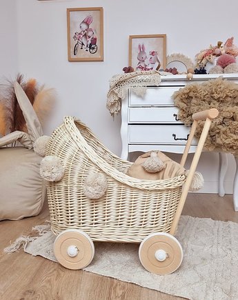 Wiklinowy wózek dla lalek pchacz ecru z pościelą i pomponami, OSOBY - Prezent dla noworodka