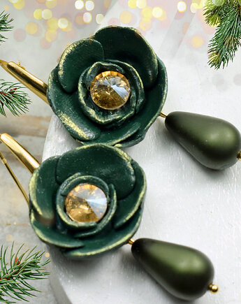 Ciemnozielone kolczyki kwiaty ze szklaną kroplą, Pracownia Kameleon