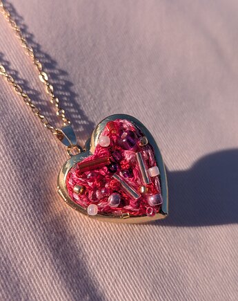 Naszyjnik - sekretnik ręcznie haftowany w kształcie serca, Papaya