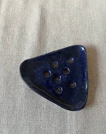 Mydelniczka ceramiczna, Cała w kurzu