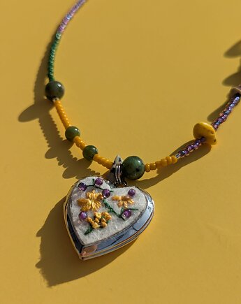 Naszyjnik sekretnik z haftowanymi kwiatami i kamieniami naturalnymi, Papaya