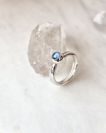 Srebrny pierścionek z kamieniem księżycowym, Dziki Królik